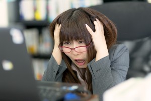 悩む女性